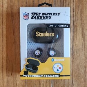 NEW IN BOX SOAR NFL Pittsburgh Steelers Ear Buds Headphones & Charging Case